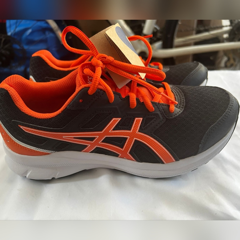ASICS Kids Jolt 3 Black and Marigold(orange) size 5.5